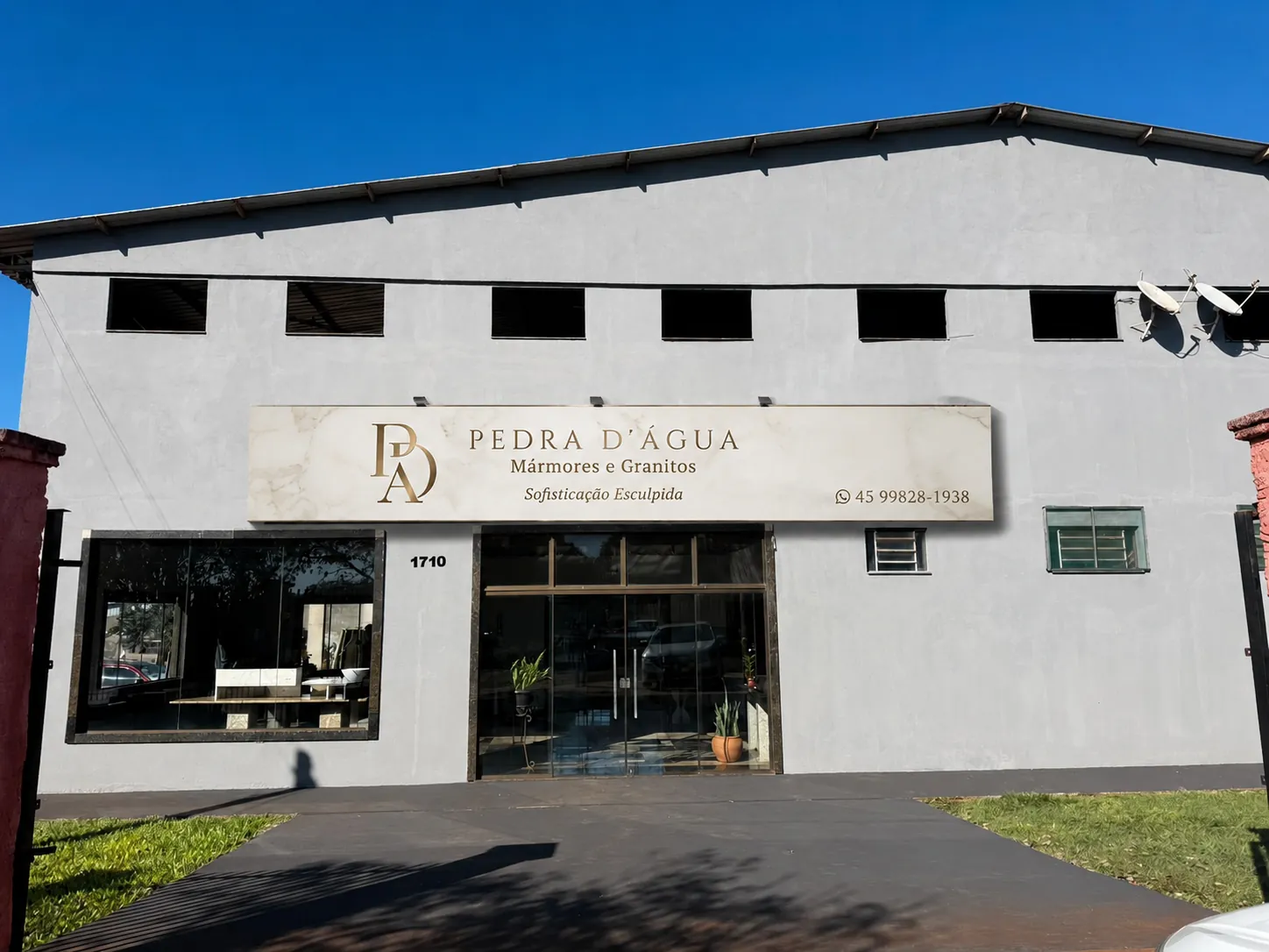 Fachada da loja Pedra D'água Mármores e Granitos no Morumbi, em Foz do Iguaçu